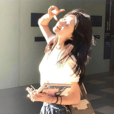 莹莹烛火照红妆